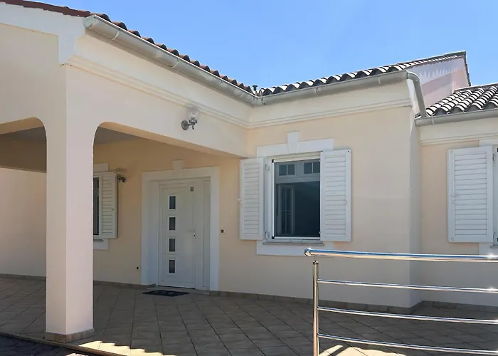 Ferienhaus Awesome In Peroj